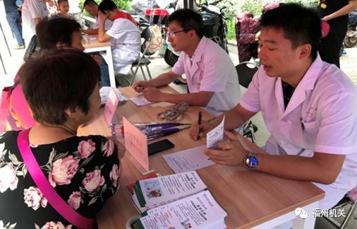 市衛(wèi)生計生系統(tǒng)以黨員志愿服務(wù)慶祝首個“中國醫(yī)師節(jié)” 健康咨詢服務(wù)惠民生
