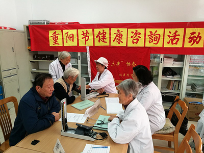 北航校醫院退休職工黨支部重陽送健康，溫暖情意暖夕陽