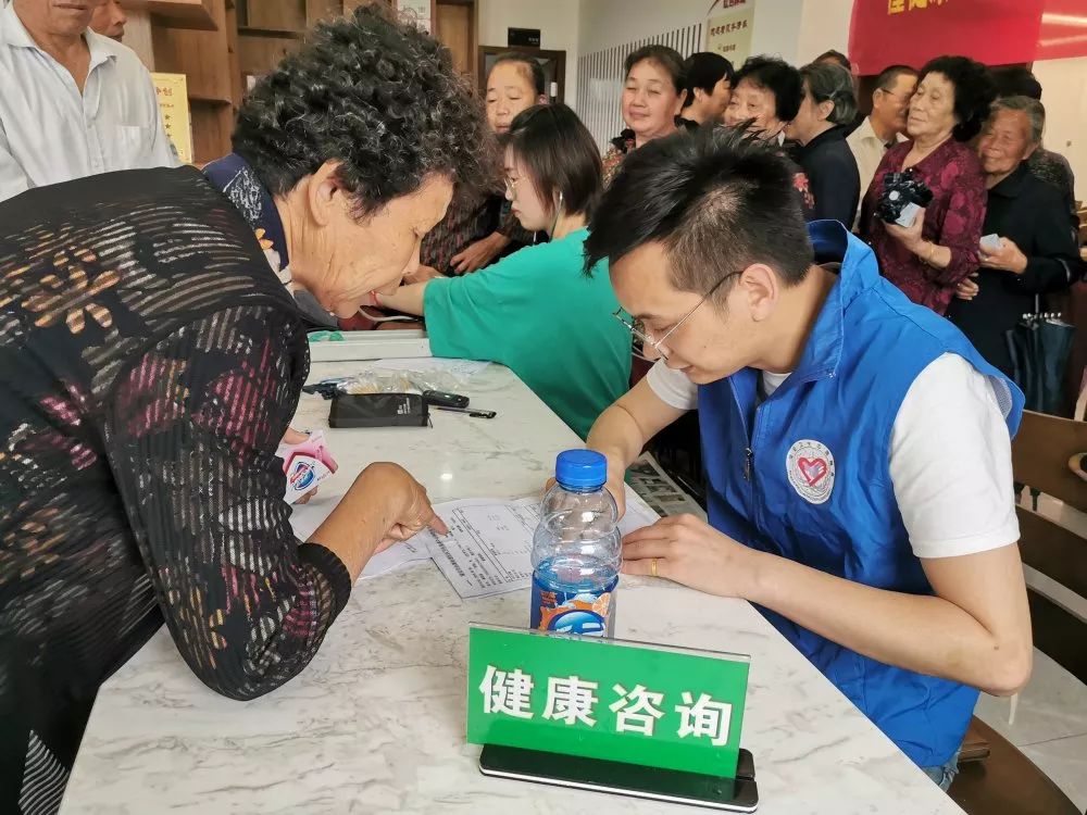 懂健康知識，做健康老人 老年健康宣傳周活動與咨詢服務紀實